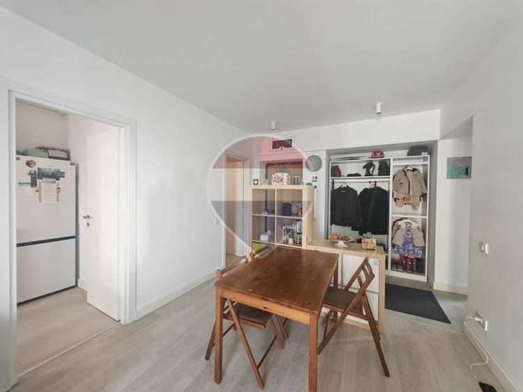 Apartament cu 3 camere semidecomandat, mobilat în Pipera