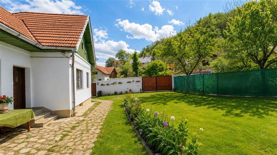 Casă individuală cu 3 camere cu Teren 1741 Mp în Central