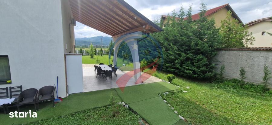 Casă cu 8 camere cu Teren 5574 Mp în Central