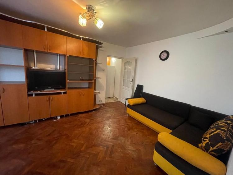 Apartament cu 2 camere semidecomandat, mobilat în Craiovița Nouă
