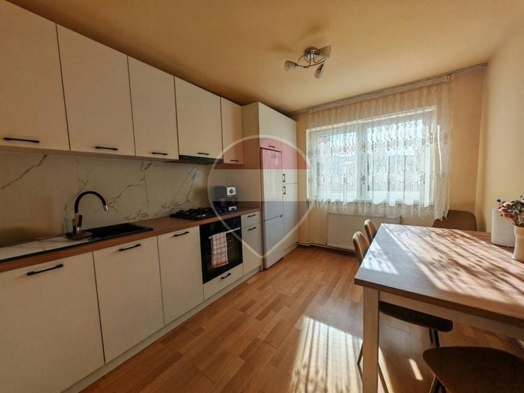 Apartament cu 3 camere decomandat, mobilat în Central