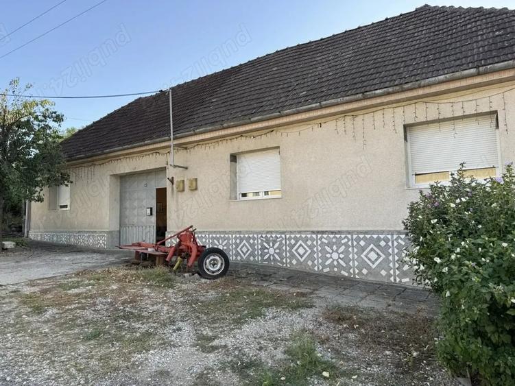 Casă cu 5 camere în Moniom