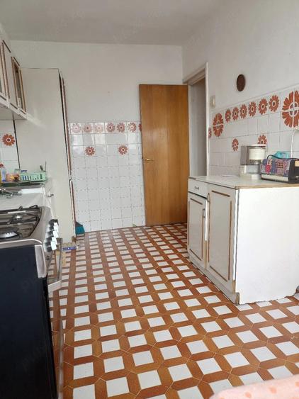 Apartament cu 3 camere decomandat în Libertății
