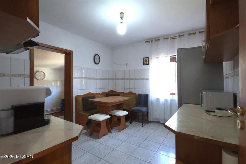 Casă individuală cu 5 camere cu Canalizare în Castelu