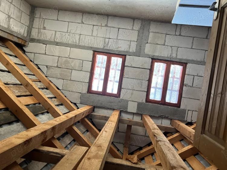 Casă cu 7 camere cu Teren 2650 Mp în Colțești