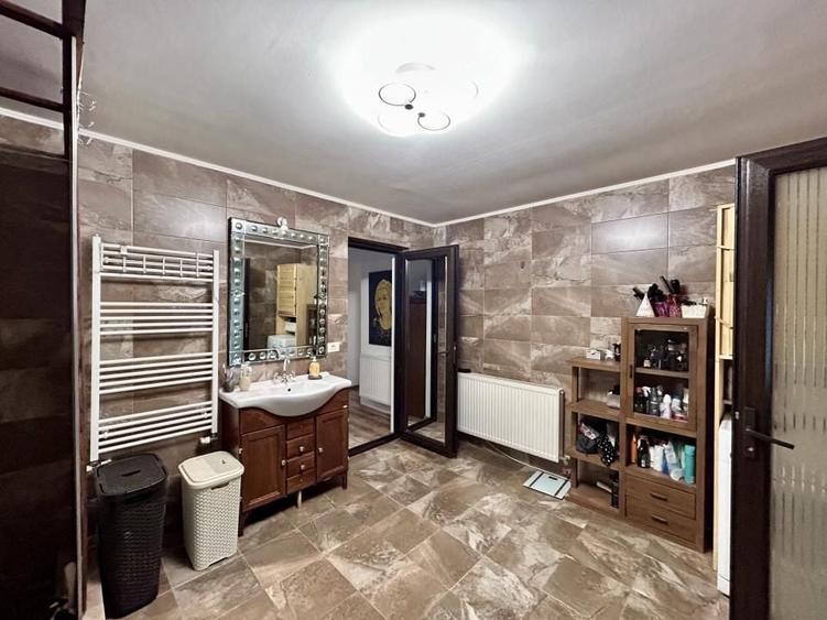 Casă individuală cu 5 camere cu Canalizare în Central