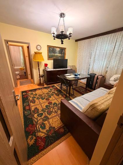 Apartament cu 3 camere semidecomandat în Drumul Taberei