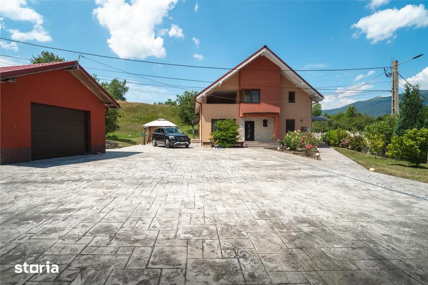 Casă cu 4 camere cu Teren 1500 Mp în Central