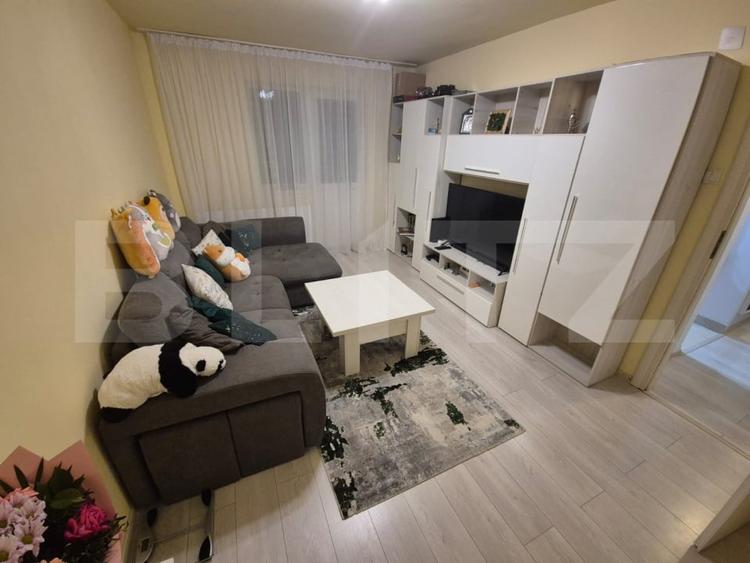 Apartament cu 3 camere decomandat, mobilat în Noua