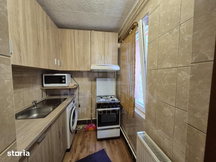 Apartament cu 3 camere semidecomandat în Craiovița Nouă