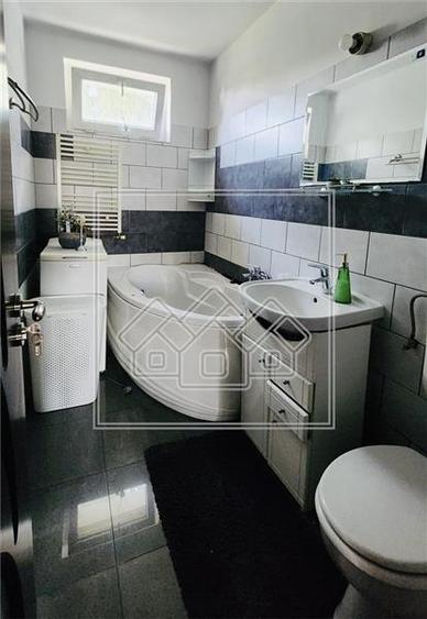 Apartament cu 2 camere semidecomandat în Cedonia