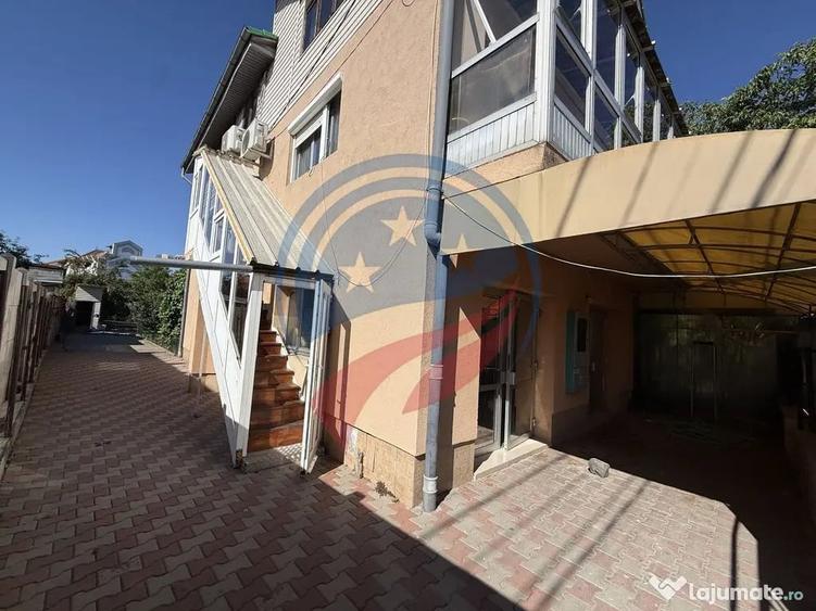 Casă cu 7 camere cu Teren 372 Mp în Central