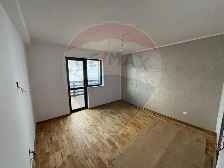Casă cu Teren 1550 Mp în Dărmănești