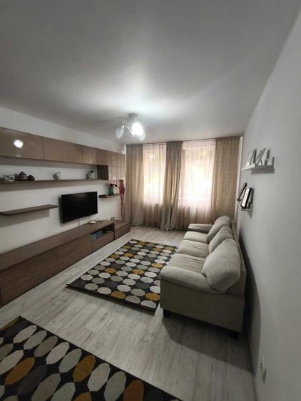 Apartament cu 3 camere semidecomandat în Ultracentral