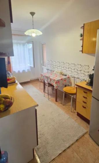 Apartament cu 3 camere decomandat în Florilor
