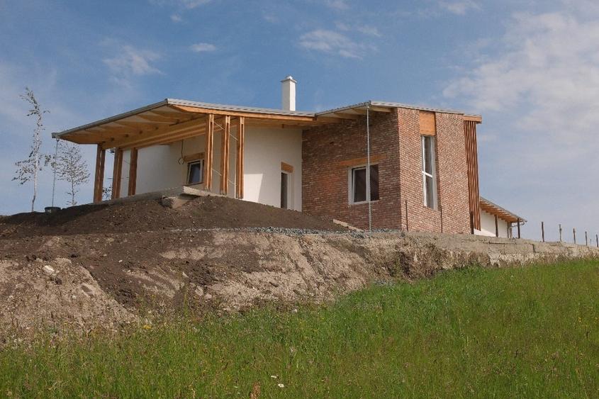 Casă individuală cu 5 camere cu Canalizare în Baciu