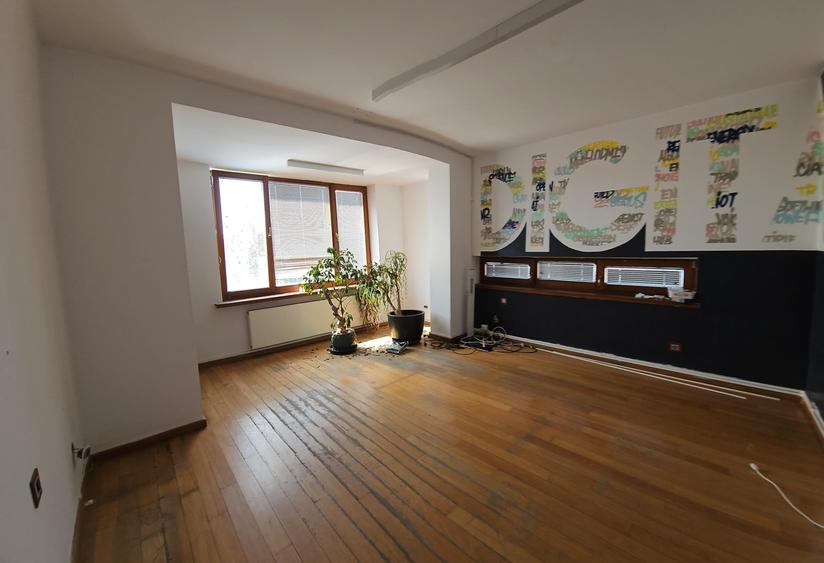 Apartament cu 5 camere decomandat în Dorobanți