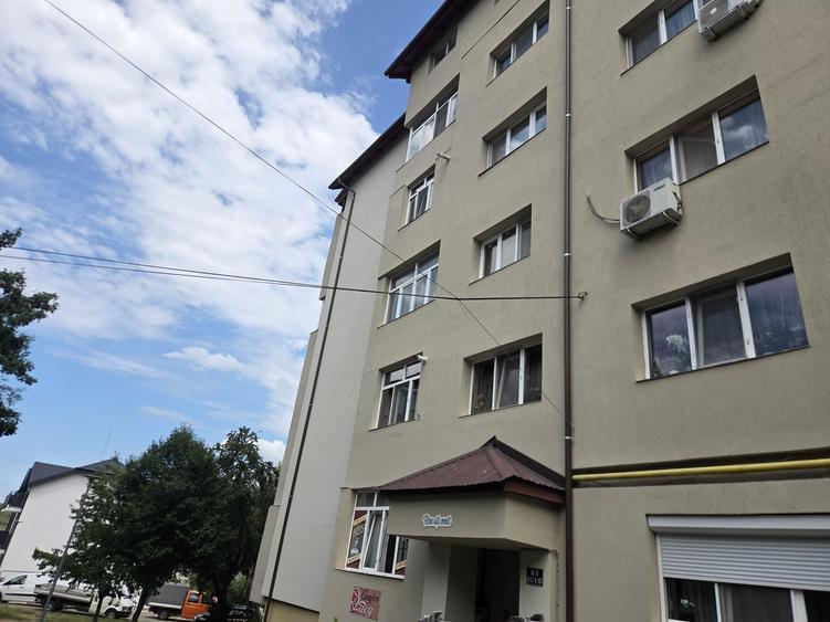 Apartament cu 3 camere decomandat în Stana