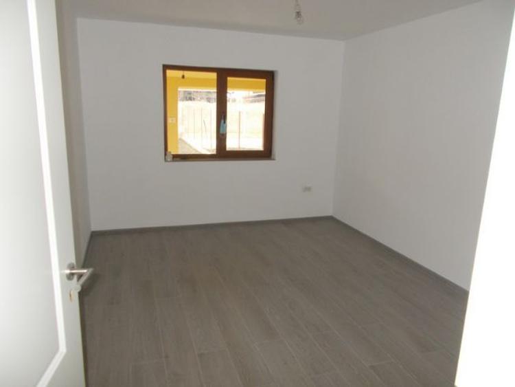 Casă individuală cu 5 camere cu Teren 350 Mp în Dumbrăvița