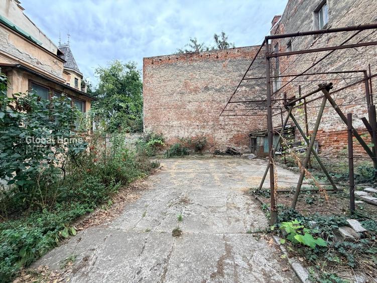 Casă individuală cu 5 camere cu Canalizare în P-ța Romană