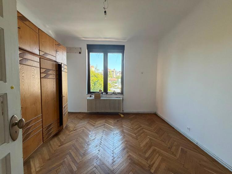Apartament cu 4 camere semidecomandat în Universitate