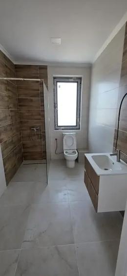 Casă individuală cu 5 camere cu Teren 409 Mp în Vest