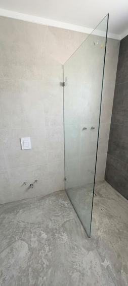 Apartament cu 4 camere decomandat în Petricani