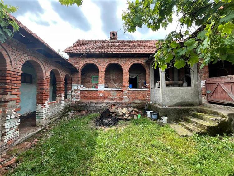 Casă individuală cu 3 camere cu Teren 1699 Mp în Honorici