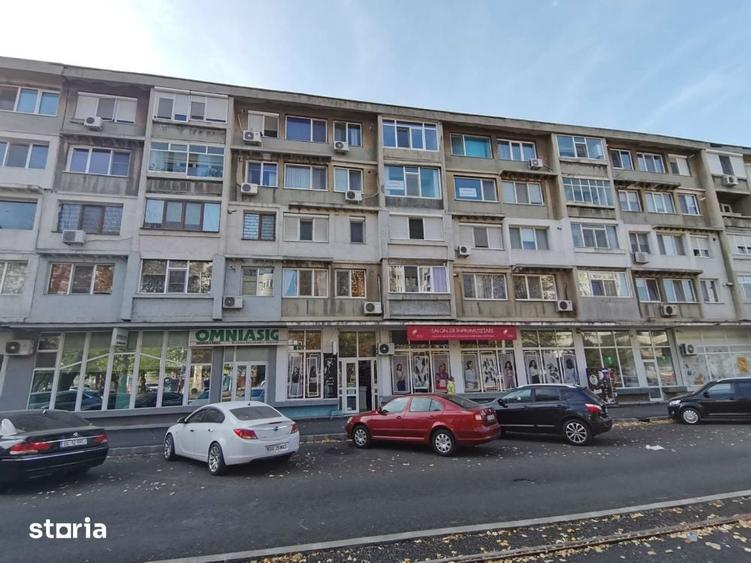 Apartament cu 3 camere semidecomandat în Independenței