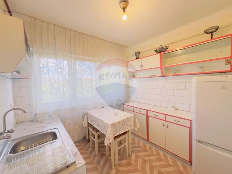 Apartament cu 3 camere semidecomandat, mobilat în Podgoria