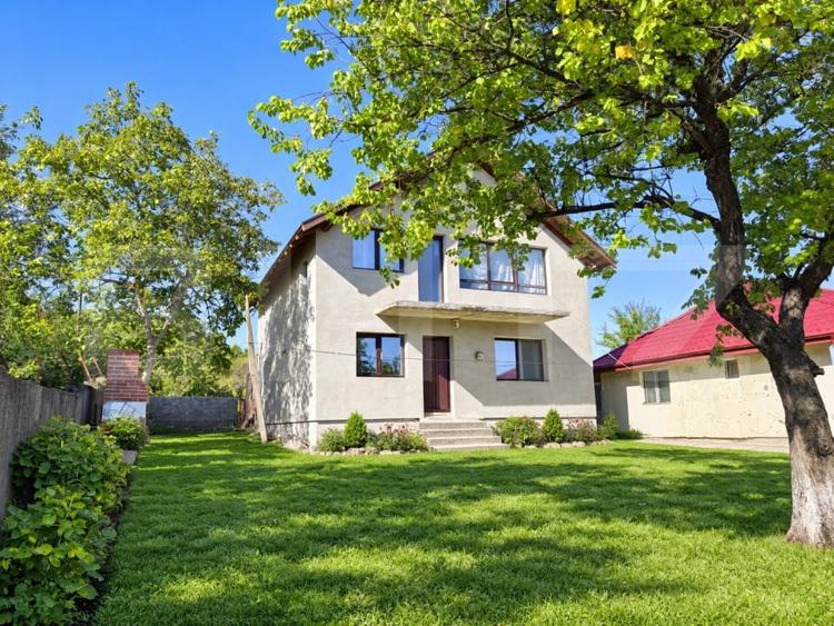 Casă individuală cu 4 camere cu Teren 400 Mp în Păun