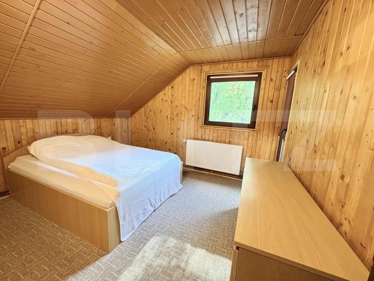 Casă individuală cu 6 camere cu Teren 3000 Mp în Periferie