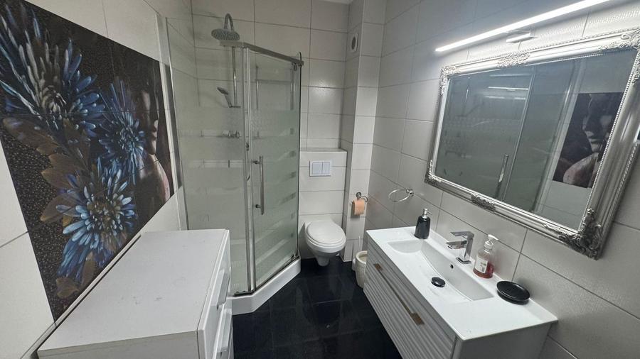 Apartament cu 2 camere, mobilat în Est