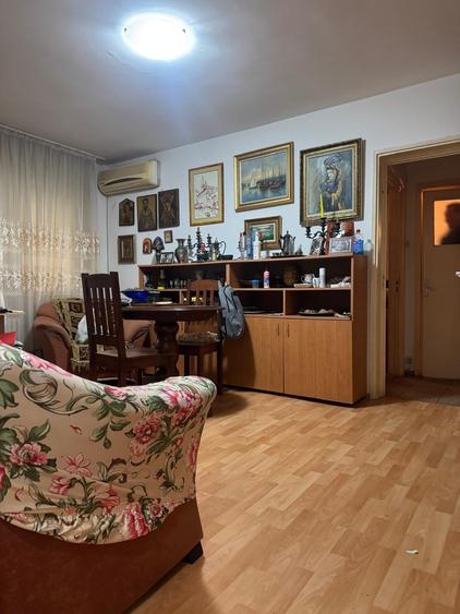 Apartament cu 2 camere semidecomandat în P-ța Victoriei