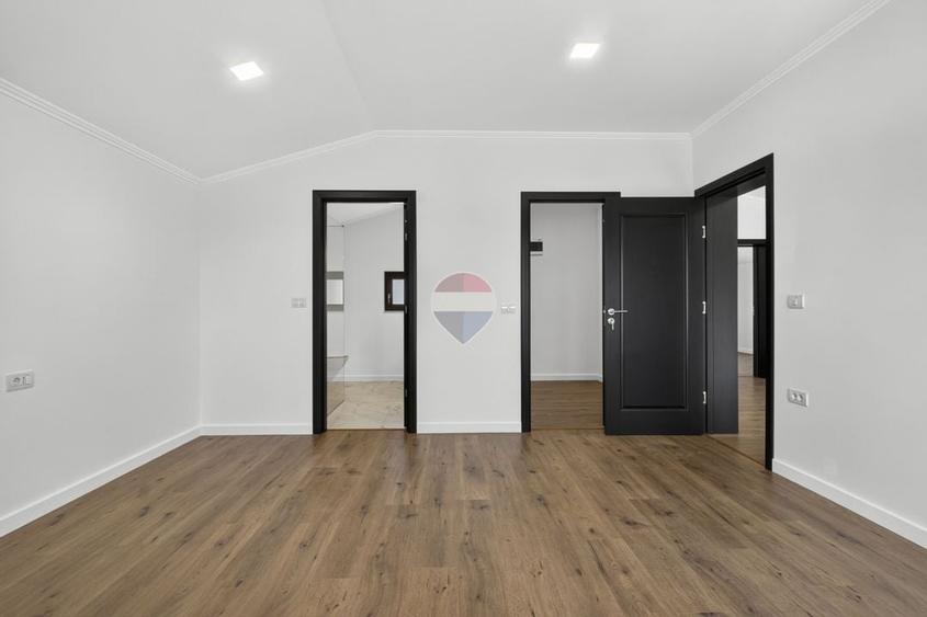 Casă cu 7 camere cu Teren 437 Mp în Livada