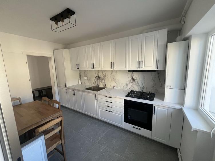Apartament cu 3 camere decomandat în Central
