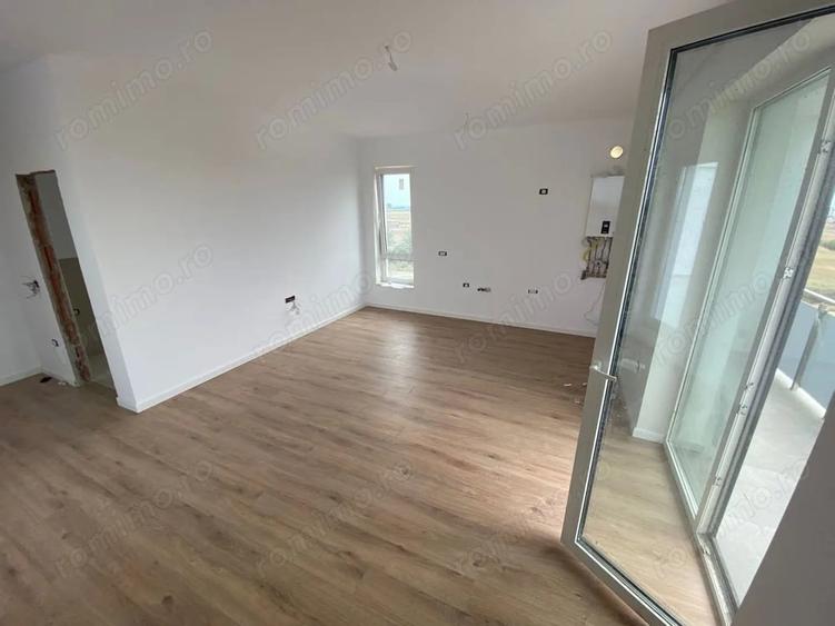 Apartament cu 3 camere semidecomandat în Giroc