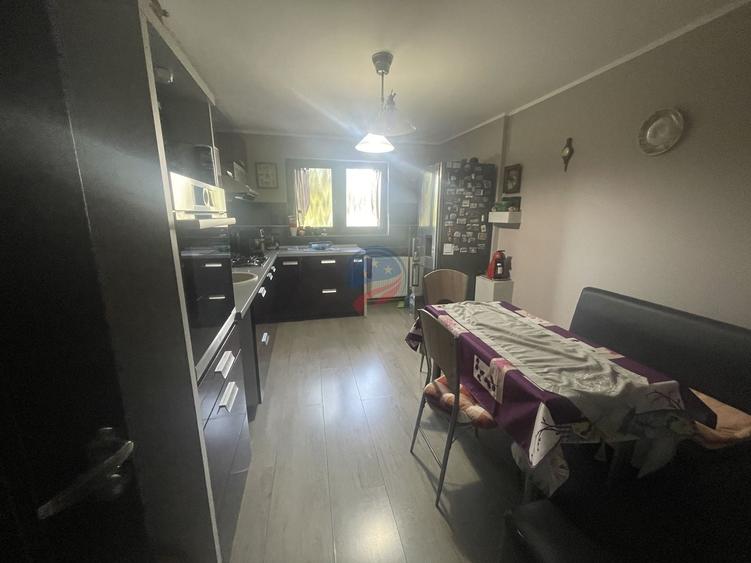 Casă individuală cu 5 camere cu Canalizare în Șimnicu de Sus