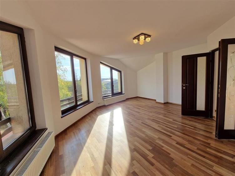 Casă individuală cu 8 camere cu Teren 2756 Mp în Sântandrei