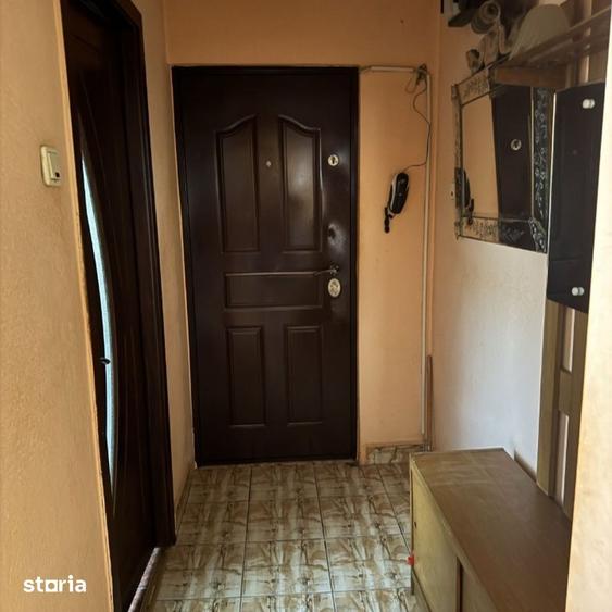 Apartament cu 2 camere semidecomandat în Craiovița Nouă