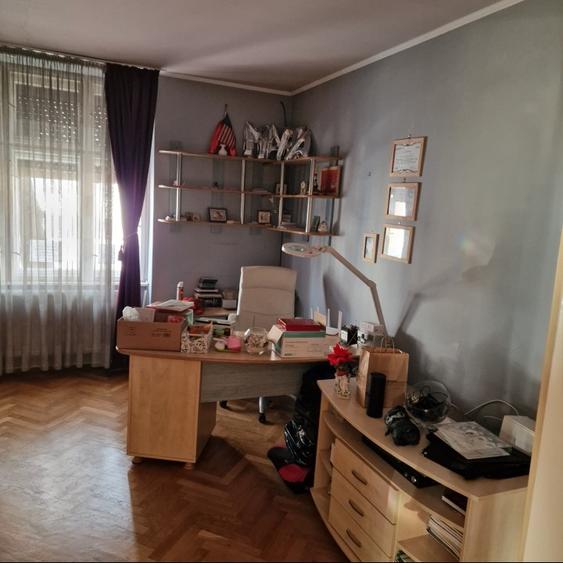 Casă cu 5 camere cu Canalizare în Central
