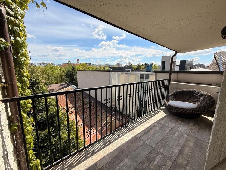 Apartament cu 3 camere decomandat, mobilat în Banu Manta