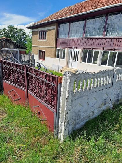 Casă cu 6 camere cu Teren 3000 Mp în Târgu Cărbunești