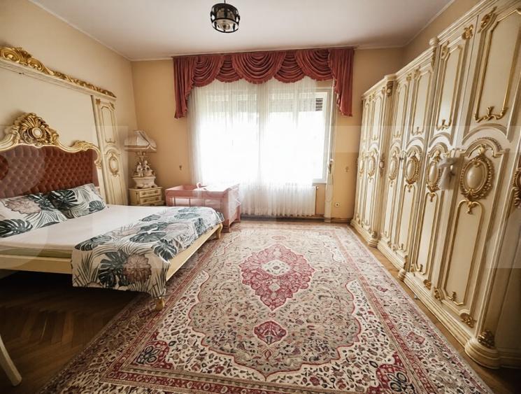 Casă individuală cu 12 camere cu Canalizare în Ultracentral