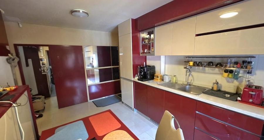 Apartament cu 3 camere semidecomandat în Complex Studențesc