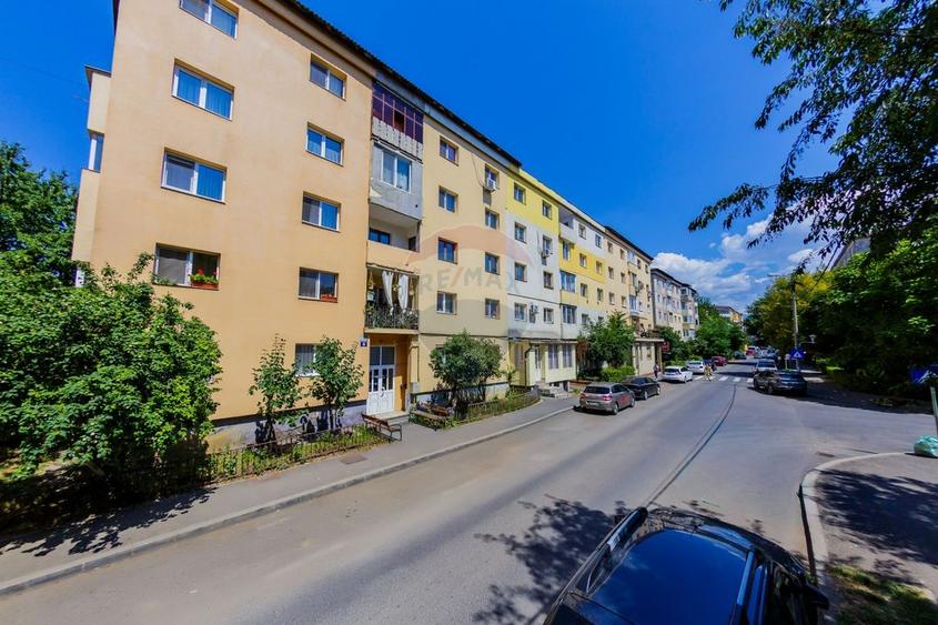 Apartament cu 4 camere decomandat, mobilat în Republicii