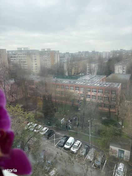 Apartament cu 4 camere semidecomandat în Drumul Taberei