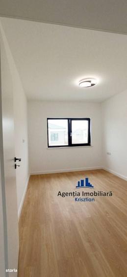 Casă cu 4 camere decomandat în Mărtinești