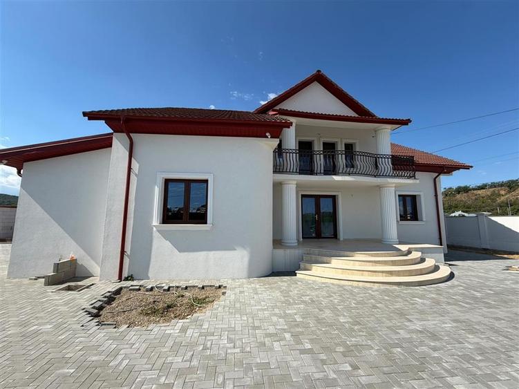 Casă individuală cu 4 camere cu Garaj în Vest