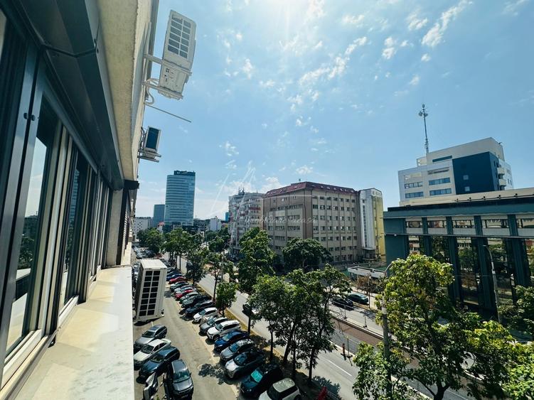 Apartament cu 3 camere semidecomandat, mobilat în Victoriei
